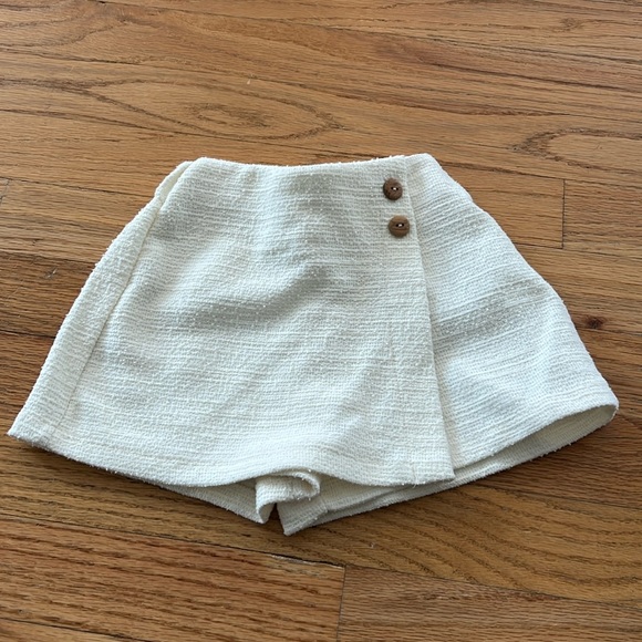 Zara Other - 5/$25 Zara size 2/3 Cream Skort
